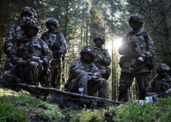 Kraliyet askerleri Harry Potter’ın pelerinin peşinde