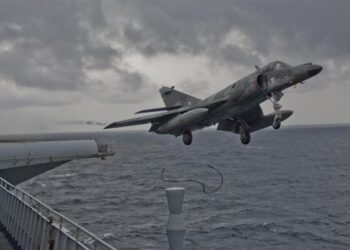 Emekliye ayrılan Super Etendards’lar Charles de Gaulle’den ayrıldı