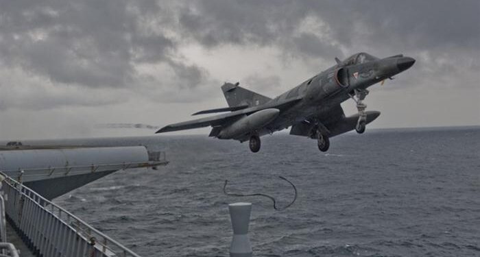 Emekliye ayrılan Super Etendards’lar Charles de Gaulle’den ayrıldı