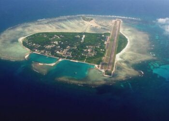 Çin tartışmalı adaya askeri gemi konuşlandırıyor