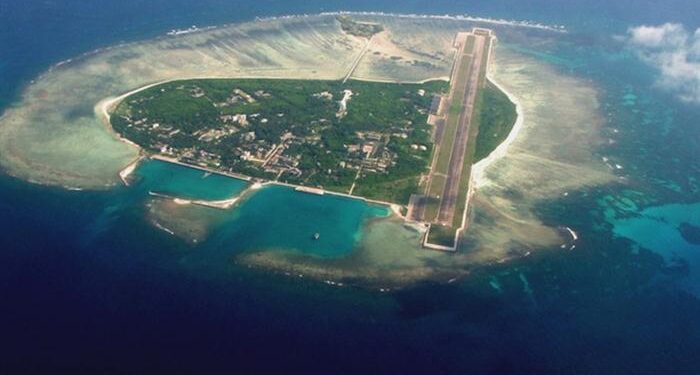 Çin tartışmalı adaya askeri gemi konuşlandırıyor