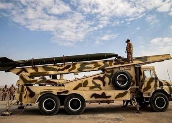 İran iki balistik füze denedi