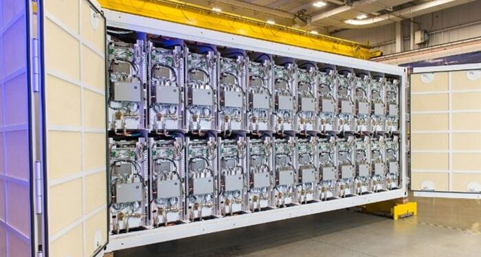 Raytheon Donanmanın Railgun silahı için kondansatörleri teslim ediyor