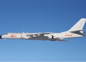 Çin’in yenilenmiş H-6K uçağından uçuş rekoru