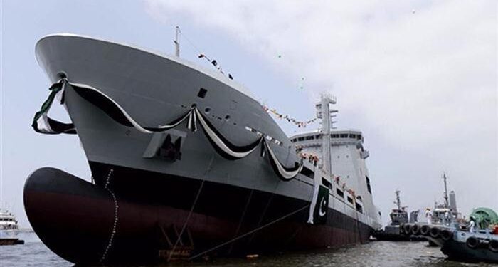 Pakistan’ın tankeri denize indi