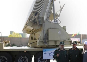 İran, milli motorunu ve hava savunma sistemini tanıttı