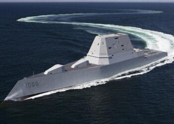 USS Zumwalt Yuvasına gidiyor