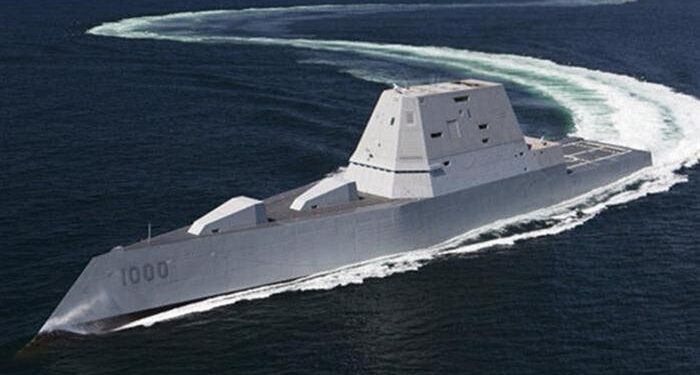 USS Zumwalt Yuvasına gidiyor