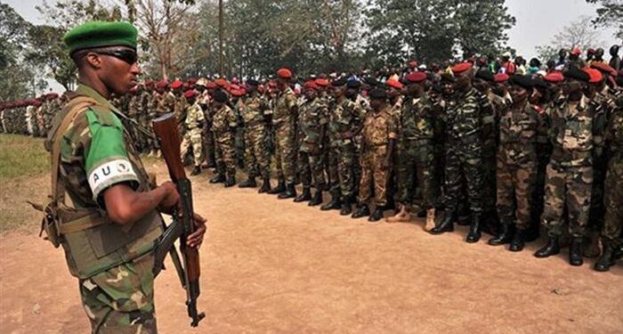 Afrika Yeni Askerler Eğitiyor