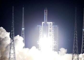 Çin, İlk Ağır Nakliye ‘Long March 5’ Roketini Tanıttı