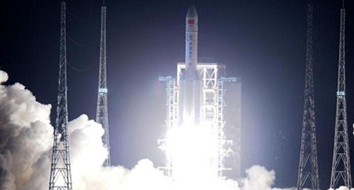 Çin, İlk Ağır Nakliye ‘Long March 5’ Roketini Tanıttı