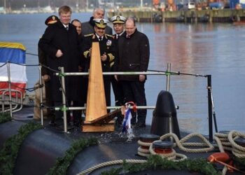 Bir Tören, İki Denizaltı