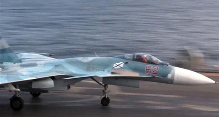 Su-33, Amiral Kuznetsov’un güvertesinden denize düştü