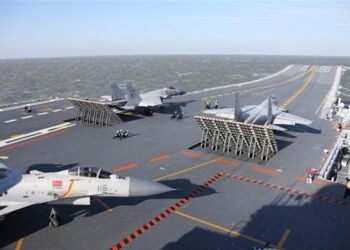 Çin, uçak gemisinde gerçek mühimmatla tatbikat yapıyor