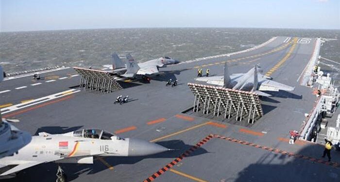 Çin, uçak gemisinde gerçek mühimmatla tatbikat yapıyor