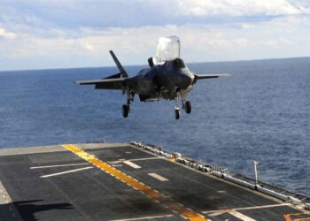 ‘Queen Elizabeth’e Dikey İniş