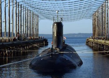 Denizaltının Kapağı Açık Kaldı!