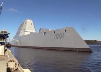 Zumwalt sınıfı ikinci muhribin makinası hasar gördü
