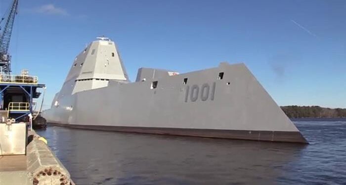 Zumwalt sınıfı ikinci muhribin makinası hasar gördü