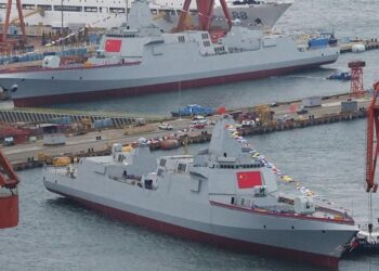 Çin iki adet Tip 055 muhribi denize indirdi