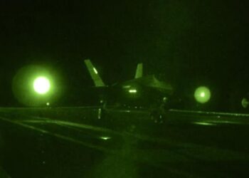 F-35 Kaskları Pilotların Uçak Gemisine Gece İnişlerine Engel Oluyor