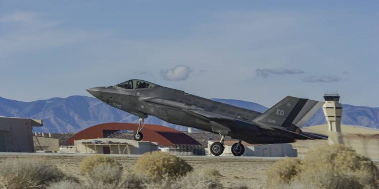 Güncellenen F-35 İlk Test Uçuşunu Tamamladı