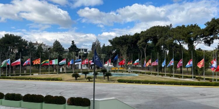 NATO Bayrakları Yarıya İndi