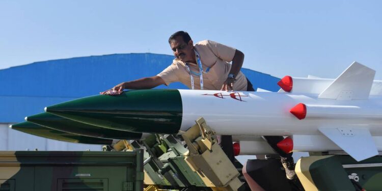 Hindistan, Savunma Sistemleri için Sözleşmeler İmzaladı