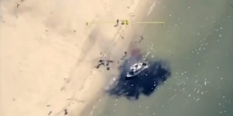 Ukraynalı Bayraktar TB2, Rus KS-701 Devriye Botunu İmha Etti