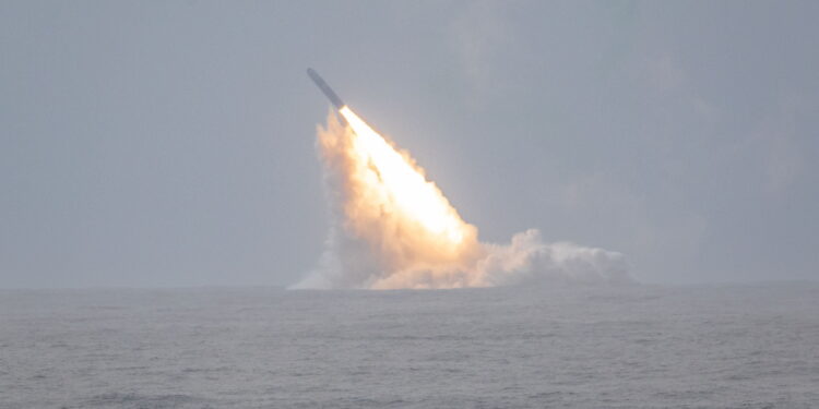 ABD Donanması USS Louisiana Denizaltısından Trident II D5 Balistik Füzesini Başarıyla Fırlattı