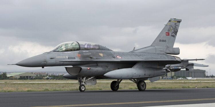 NATO Hava Sahasına Türk F-16 Kalkanı