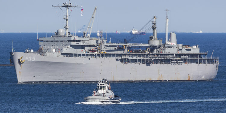 Avustralyalı Denizciler, Nükleer Deneyim İçin USS Emory S. Land Denizaltısına Yerleşti