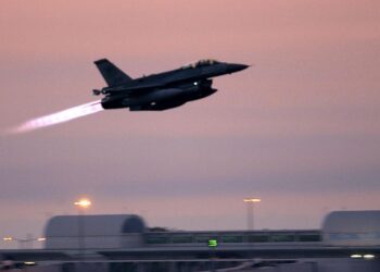 Singapur’da F-16 Savaş Uçağı Düştü