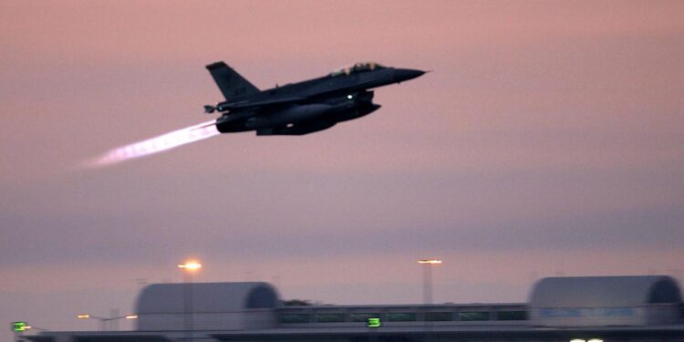 Singapur’da F-16 Savaş Uçağı Düştü