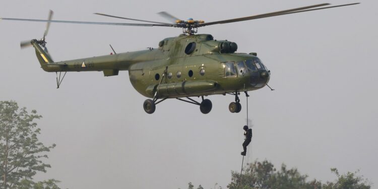 Myanmar’da Silahlı Grupların Orduya Ait Helikopteri Düşürdüğü Bildirildi