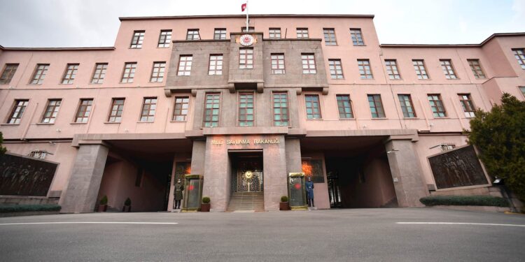 3 Disiplin Amiri ve 5 Teğmen TSK’dan İhraç Edildi