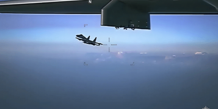 Lecornu, Rus Uçağının Fransız İHA’sına Yaklaşımını Eleştirdi