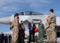 Türkiye ziyareti: Keir Starmer ve askeri personel, Mürted Hava Meydanı'nda Eurofighter Typhoon savaş uçağı önünde.