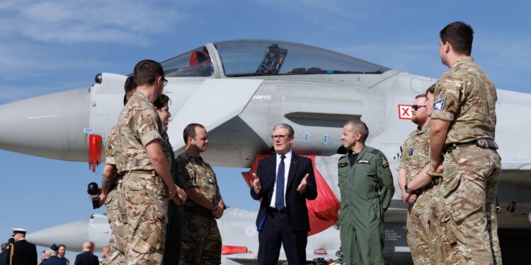 Türkiye ziyareti: Keir Starmer ve askeri personel, Mürted Hava Meydanı'nda Eurofighter Typhoon savaş uçağı önünde.