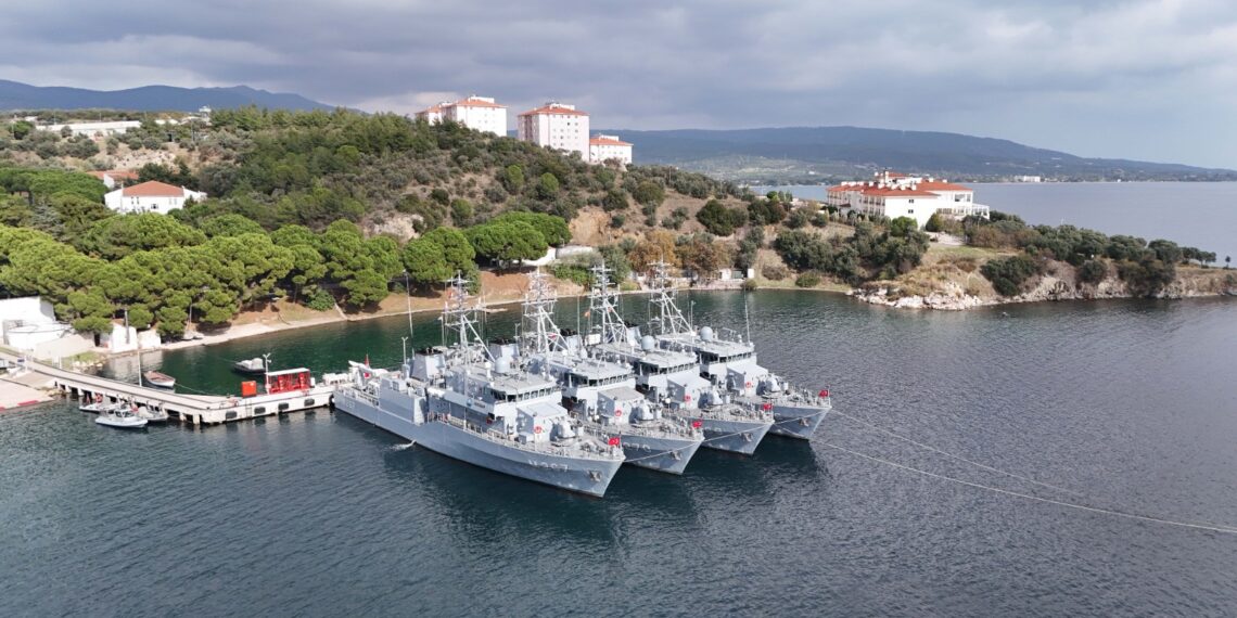 Nusret-2025 Davet Tatbikatı kapsamında Çanakkale veya Saros Körfezi'nde iskelede bekleyen mayın avlama gemileri.
