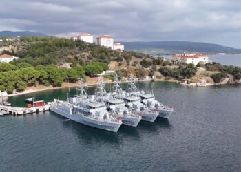 Nusret-2025 Davet Tatbikatı kapsamında Çanakkale veya Saros Körfezi'nde iskelede bekleyen mayın avlama gemileri.