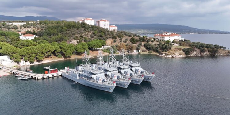Nusret-2025 Davet Tatbikatı kapsamında Çanakkale veya Saros Körfezi'nde iskelede bekleyen mayın avlama gemileri.