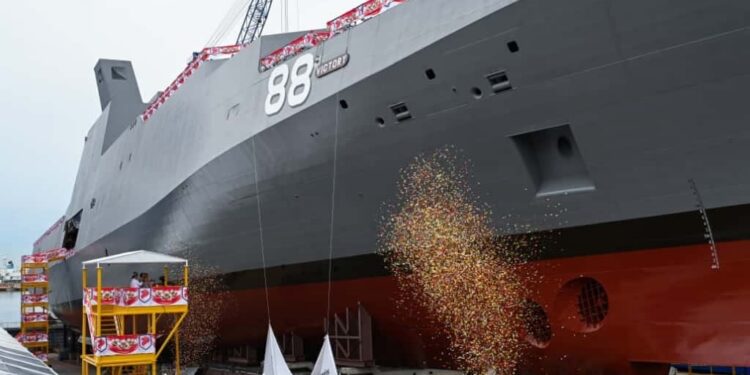 Singapur Donanması’nın İlk Çok Rollü Savaş Gemisi Victory Denize İndirildi