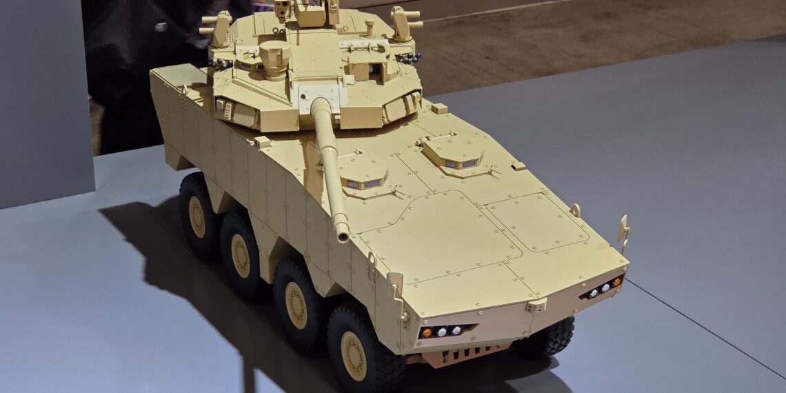 Hanwha'nın ADEX 2025'te sergilenen 105mm'lik topa sahip Tigon MCV-105 8x8 zırhlı aracının maketi.