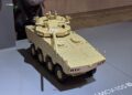 Hanwha'nın ADEX 2025'te sergilenen 105mm'lik topa sahip Tigon MCV-105 8x8 zırhlı aracının maketi.