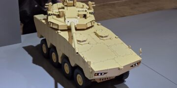 Hanwha'nın ADEX 2025'te sergilenen 105mm'lik topa sahip Tigon MCV-105 8x8 zırhlı aracının maketi.