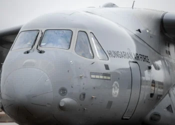 The close-up photo of the cockpit and nose section of the C-390 Millennium military transport aircraft delivered to the Hungarian Air Force. The aircraft’s fuselage bears the inscription “Hungarian Air Force” and the coat of arms of Hungary.