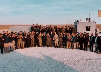 Konya/Karapınar'da gerçekleştirilen MKE TOLGA Yakın Hava Savunma Sistemi canlı atış gösterimi sonrasında, ABD, Fransa ve Polonya'nın da aralarında bulunduğu 14 farklı ülkeden gelen askeri ve diplomatik heyet üyeleri ile MKE ekibinin toplu fotoğrafı.