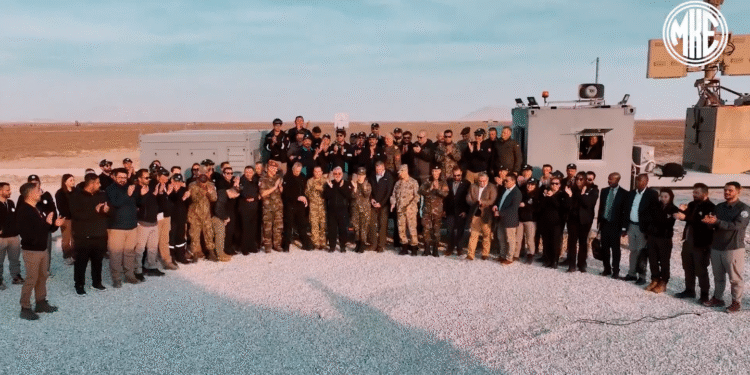 Konya/Karapınar'da gerçekleştirilen MKE TOLGA Yakın Hava Savunma Sistemi canlı atış gösterimi sonrasında, ABD, Fransa ve Polonya'nın da aralarında bulunduğu 14 farklı ülkeden gelen askeri ve diplomatik heyet üyeleri ile MKE ekibinin toplu fotoğrafı.