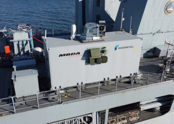 Rheinmetall ve MBDA ortaklığında geliştirilen lazer silah sistemi, Alman Donanması'na ait bir fırkateyn (muhtemelen Sachsen veya Sachsen-Anhalt sınıfı) üzerinde test edilirken